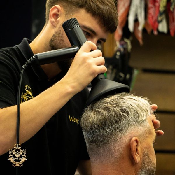 Як проходить укладка волосся у Barber King